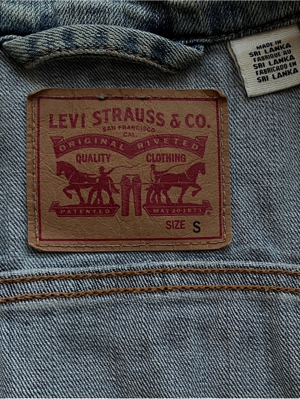 Y2K Levi's Women's Light Blue Washed Denim Jacket Size S - Picture 10 of 14